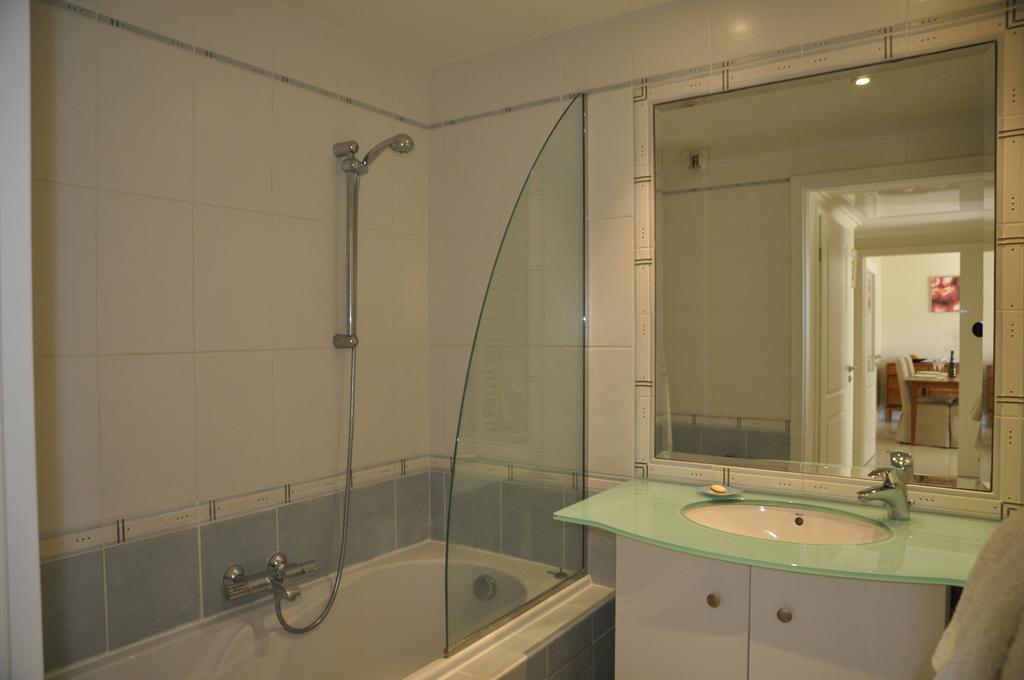 Stunning 2 Bed, 2 Bath Apt On The Cannes Sea Front Has Swimming Pool And Is A Secure Modern Building 464 Bagian luar foto