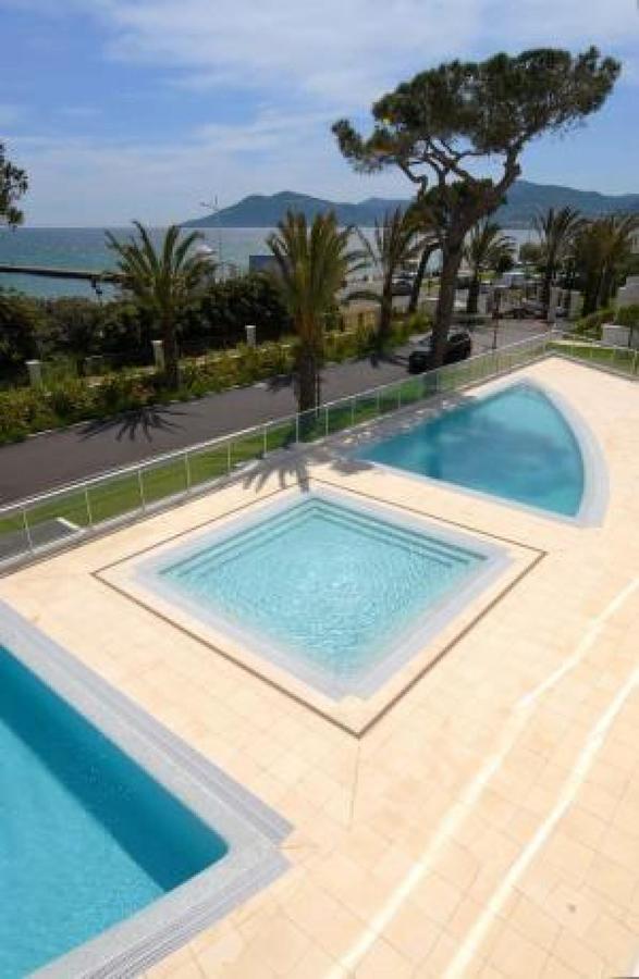 Stunning 2 Bed, 2 Bath Apt On The Cannes Sea Front Has Swimming Pool And Is A Secure Modern Building 464 Bagian luar foto