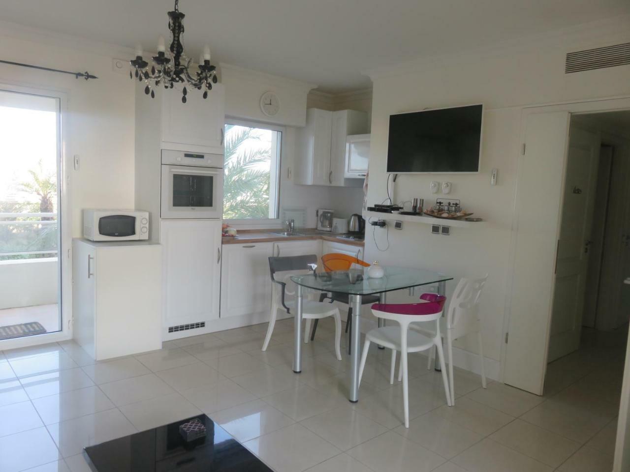 Stunning 2 Bed, 2 Bath Apt On The Cannes Sea Front Has Swimming Pool And Is A Secure Modern Building 464 Bagian luar foto