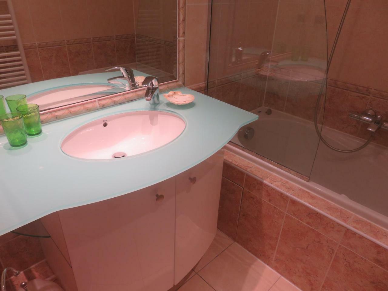 Stunning 2 Bed, 2 Bath Apt On The Cannes Sea Front Has Swimming Pool And Is A Secure Modern Building 464 Bagian luar foto